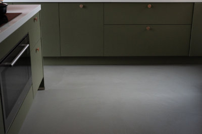 Witte meubels op antraciet microcement vloer in Papendrecht