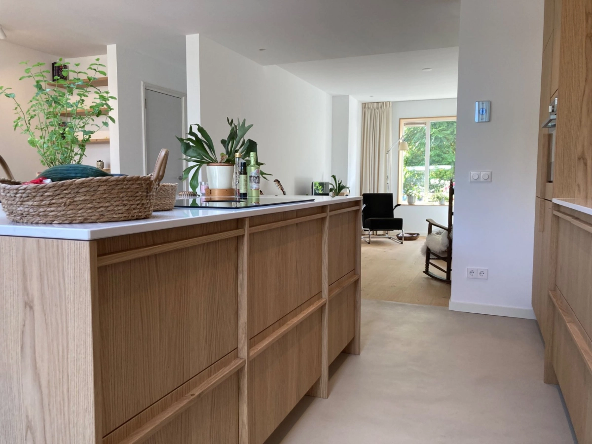 Microcement vloer in keuken geplaatst door NM Gietvloeren in Zwijndrecht